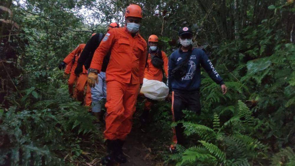 Basarnas Bali melakukan evakuasi kepada pemedek (Dok.IDN Times/Basarnas Bali)