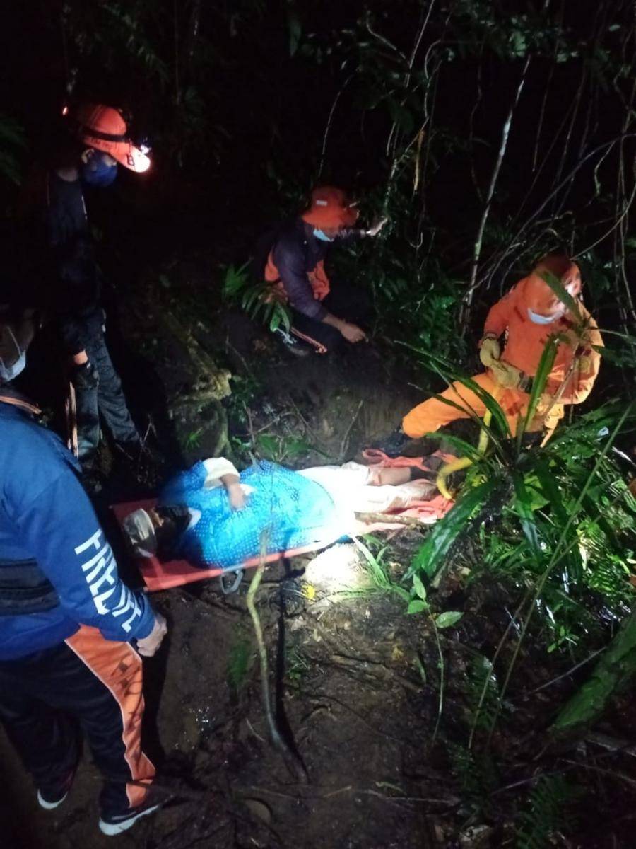 Basarnas Bali melakukan evakuasi kepada pemedek (Dok.IDN Times/Basarnas Bali)