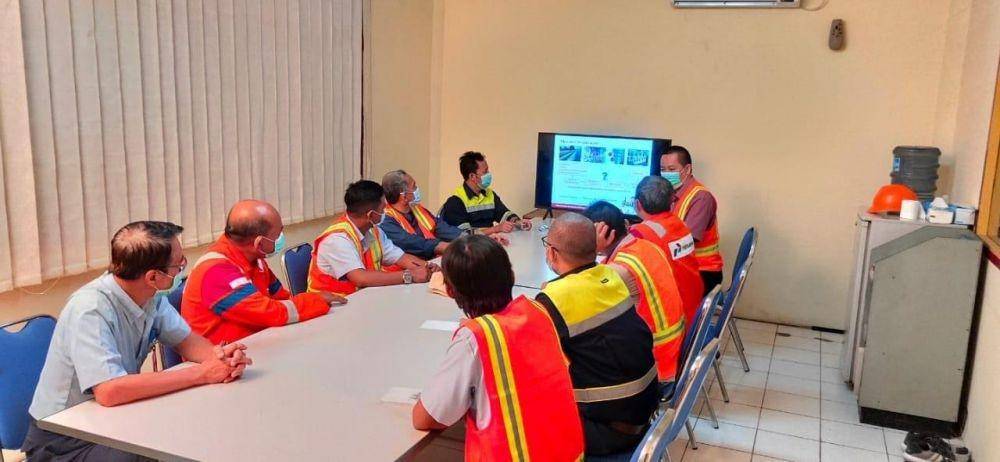 Dua pekerja Pertamina terpilih mendapatkan penganugerahan tanda kehormatan Satyalancana Wira Karya sesuai dengan Keputusan Presiden Republik Indonesia No. 52/TK/Tahun 2021. (Dok. Pertamina)