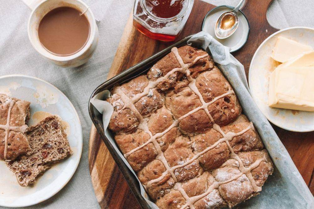 ilustrasi olahan hot cross bun (unsplash.com/Maddi Bazzocco)