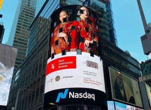 Nona Rara Batik mejeng di papan iklan Times Square, New York. (Instagram/@nonararabatik)