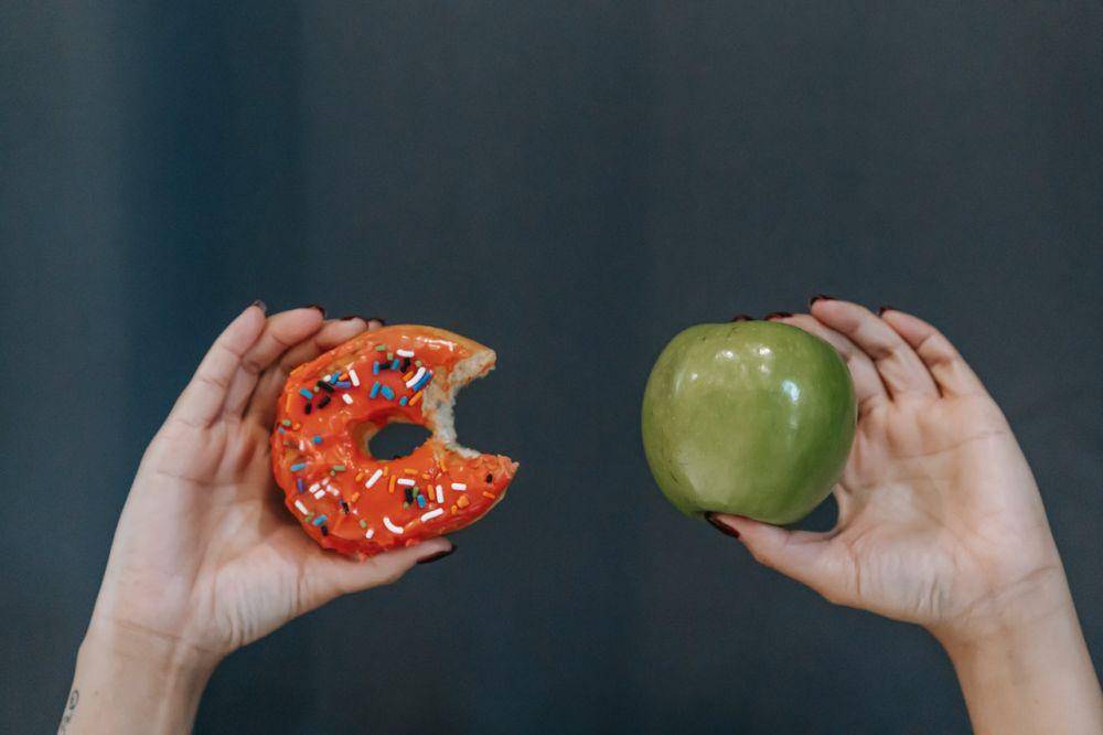 ilustrasi donat dan apel (pexels.com/Andres Ayrton)