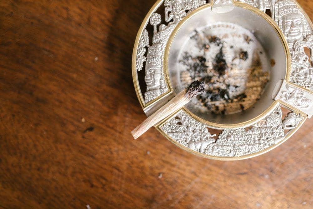 ilustrasi asbak (pexels.com/rodnae-prod)