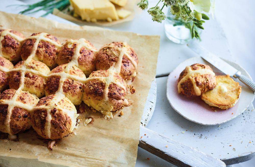 ilustrasi triple cheese hot cross bun (realfood.tesco.com)
