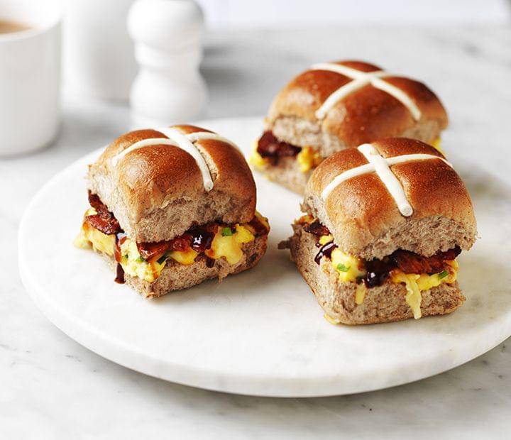 ilustrasi hot cross bun burger (bakersdelight.com.au)