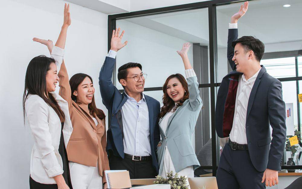 Millennial yang bersemangat (Shutterstock/Ann Rodchua)