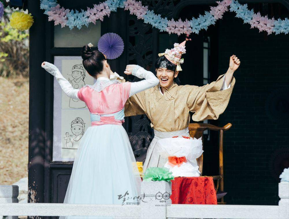 adegan Hae Soo (IU) dan Wang Eun (Baekhyun EXO) di Wolhwawon Garden (program.sbs.co.kr)