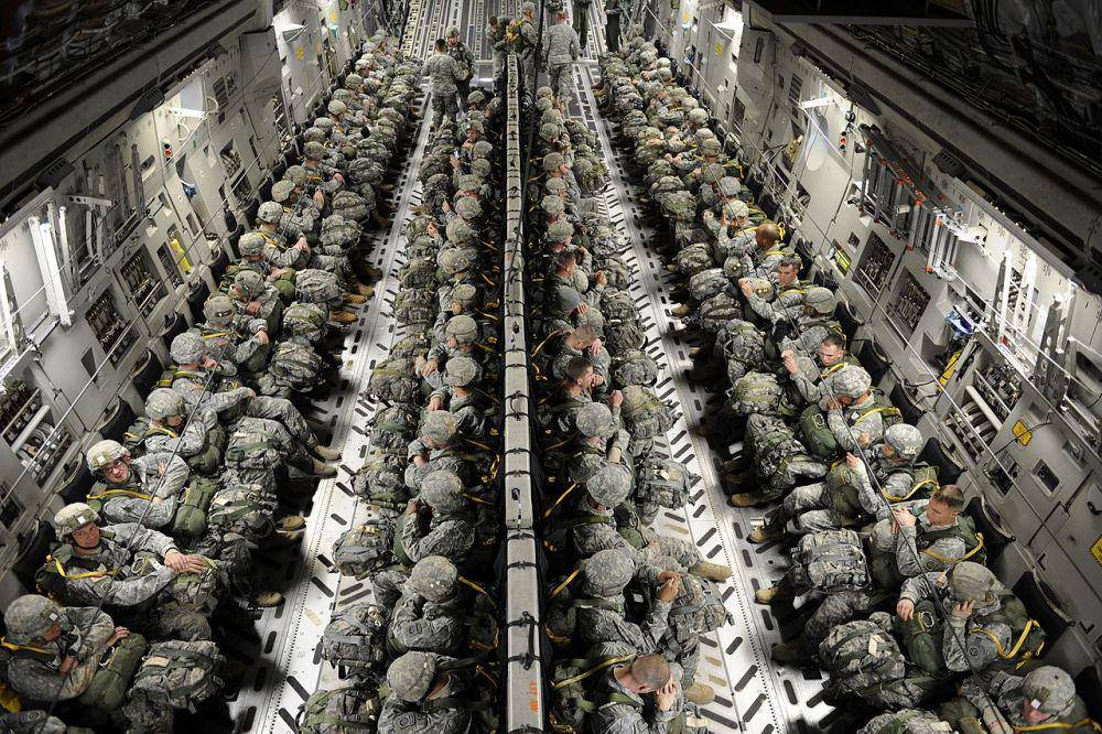 Pasukan payung AS di dalam kabin C-17 sesaat sebelum penerjunan (U.S Air Force/Greg C. Biondo)