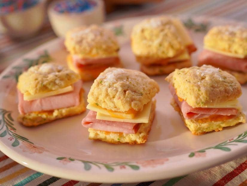 ilustrasi ham and cheese scone sandwich (foodnetwork.com/Molly Yeh)