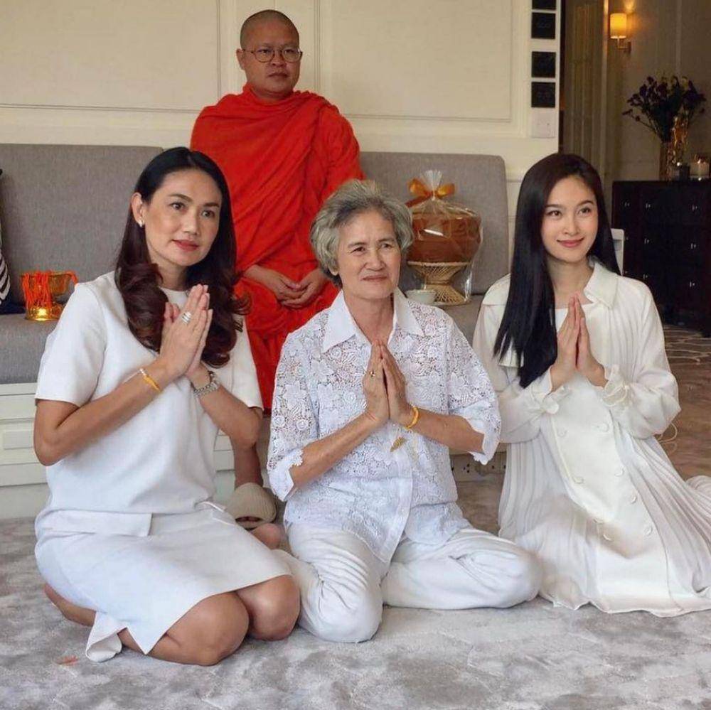 Nong Poy dan keluarga (instagram.com/poydtreechada)
