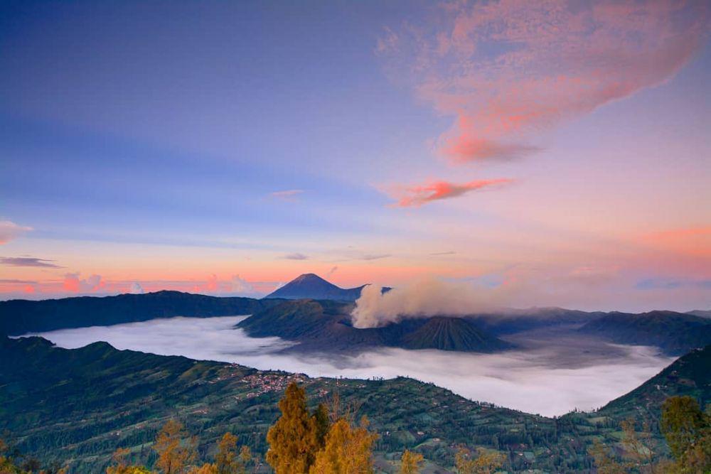 10 Alternatif Tempat Menikmati Sunrise di Kawasan Bromo, Memesona!