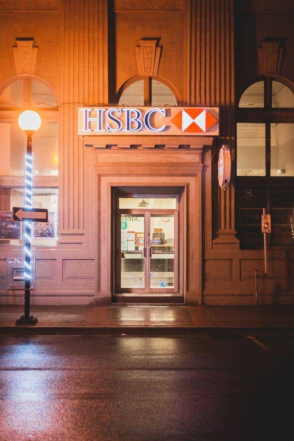Kantor Bank HSBC. (Unsplash.com/introspectivedsgn)