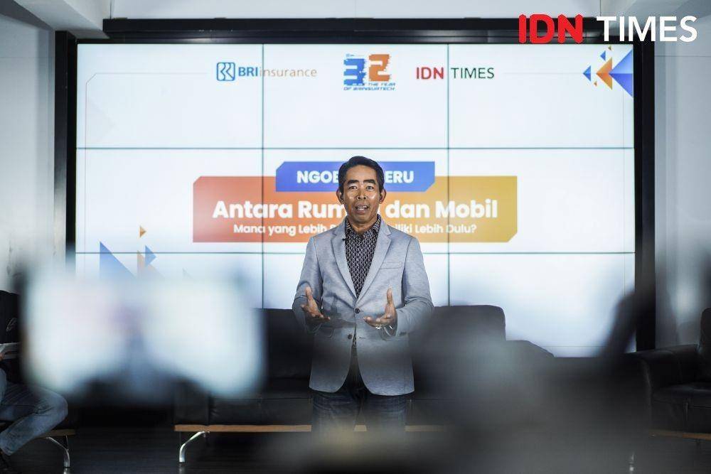 CEO BRI Insurance, Fankar Umran, saat menjadi keynote speaker pada acara Ngobrol Seru “Antara Rumah dan Mobil Mana yang Lebih Penting Dimiliki Dulu” Bareng BRI Insurance by IDN Times. (Dok. IDN Times/Herka Yanis)