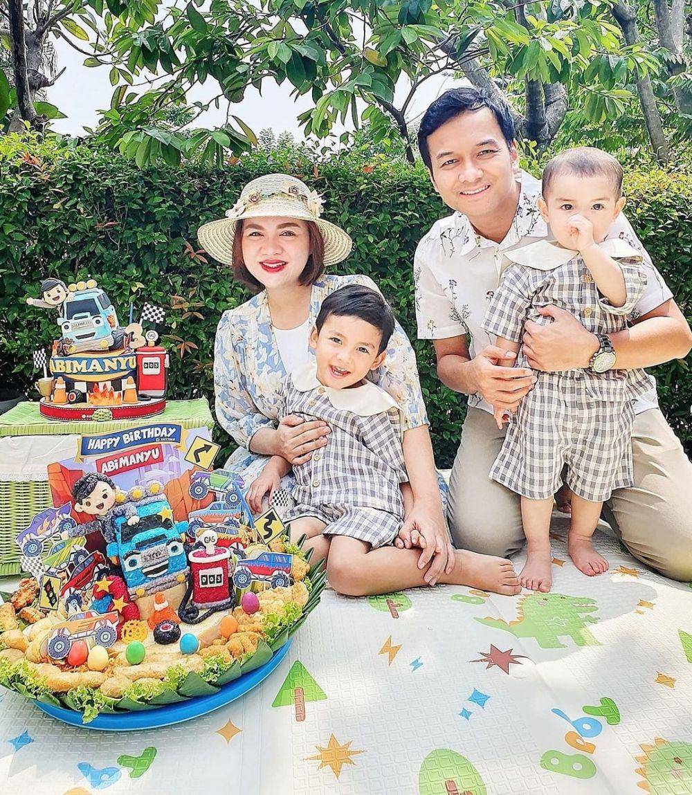 Vicky Shu dan keluarga (instagram.com/vickyshu)