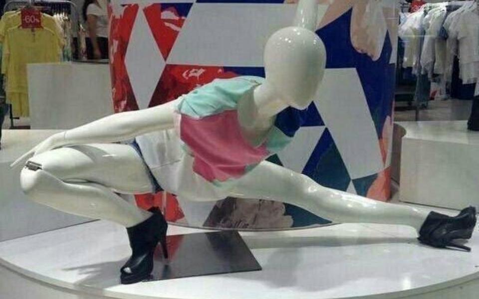 9 Meme Pose Kocak Manekin Mirip Manusia, Bikin Salah Fokus Pas Belanja