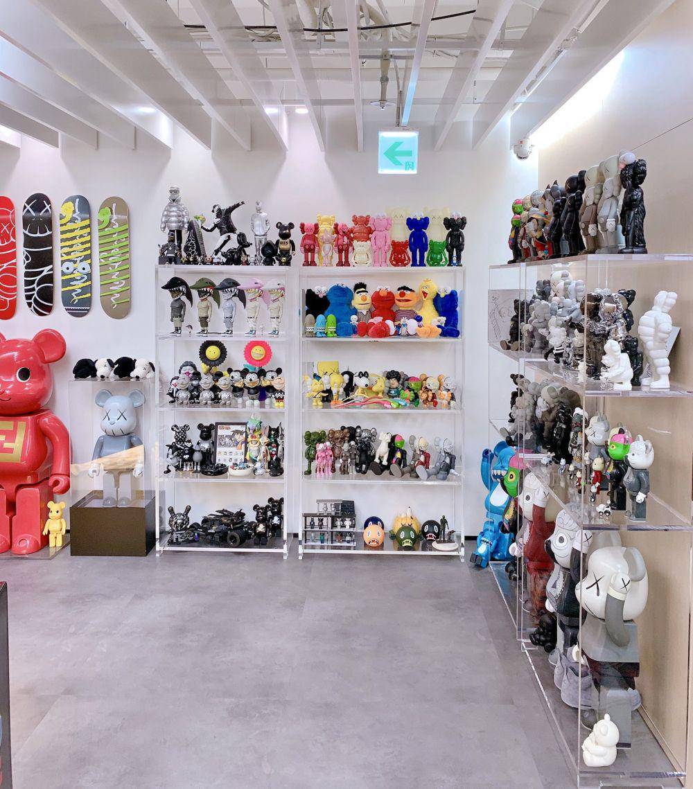 potret koleksi KAWS Namjoon yang tersusun rapi (twitter.com/bts_twt)