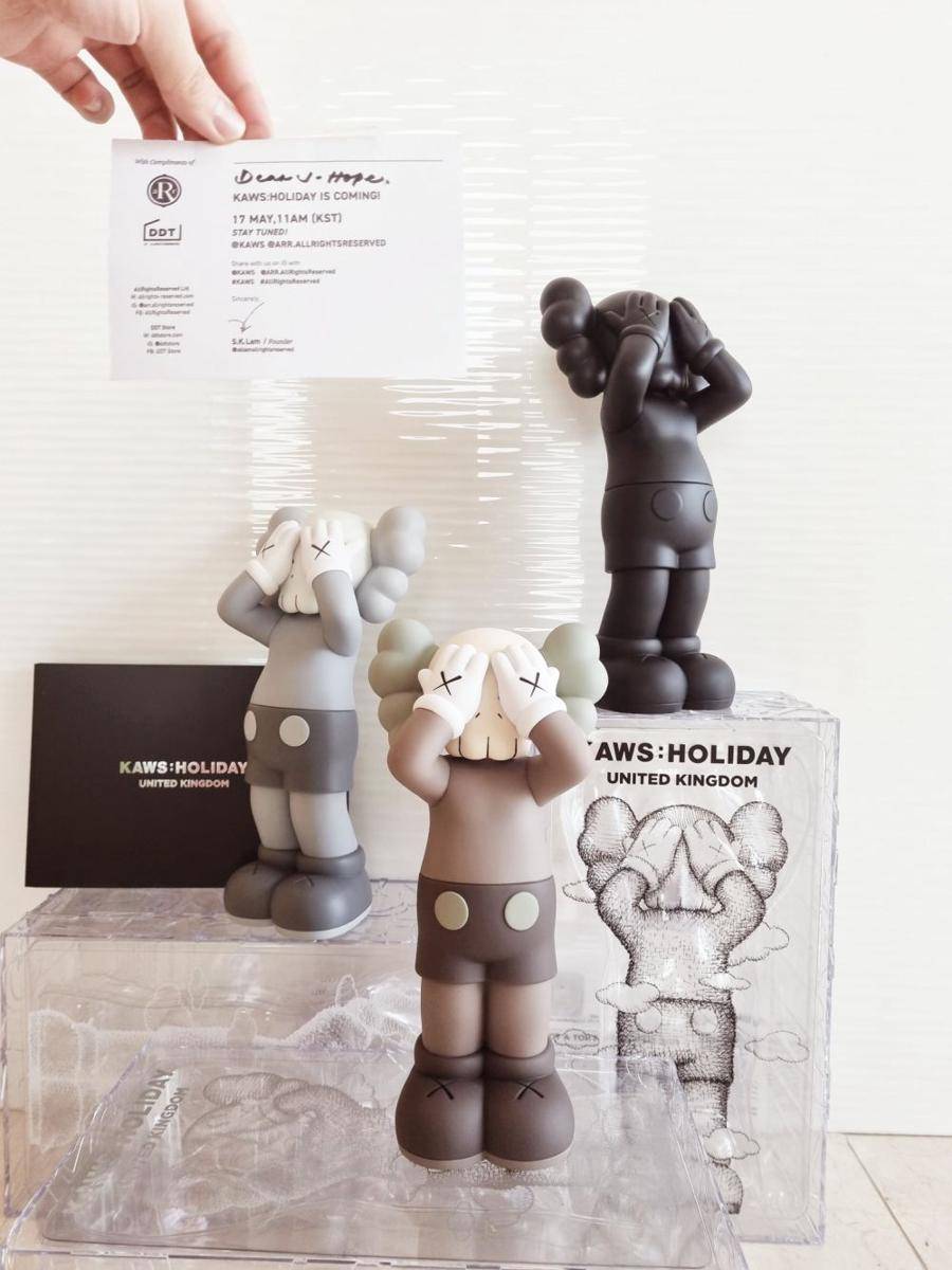 undangan pameran KAWS yang diterima j-hope (twitter.com/bts_twt)