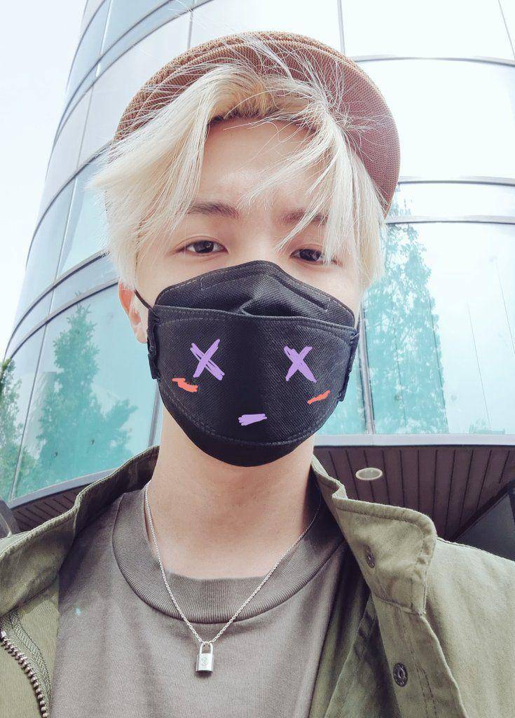 potret j-hope mengenakan masker KAWS (twitter.com/bts_twt)