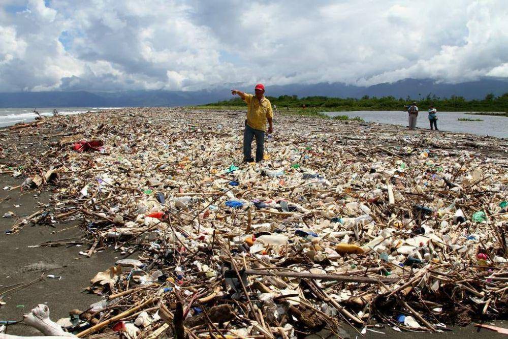 Tumpukan sampah di Pantai Omoa, Honduras. (twitter.com/elpulsohn)