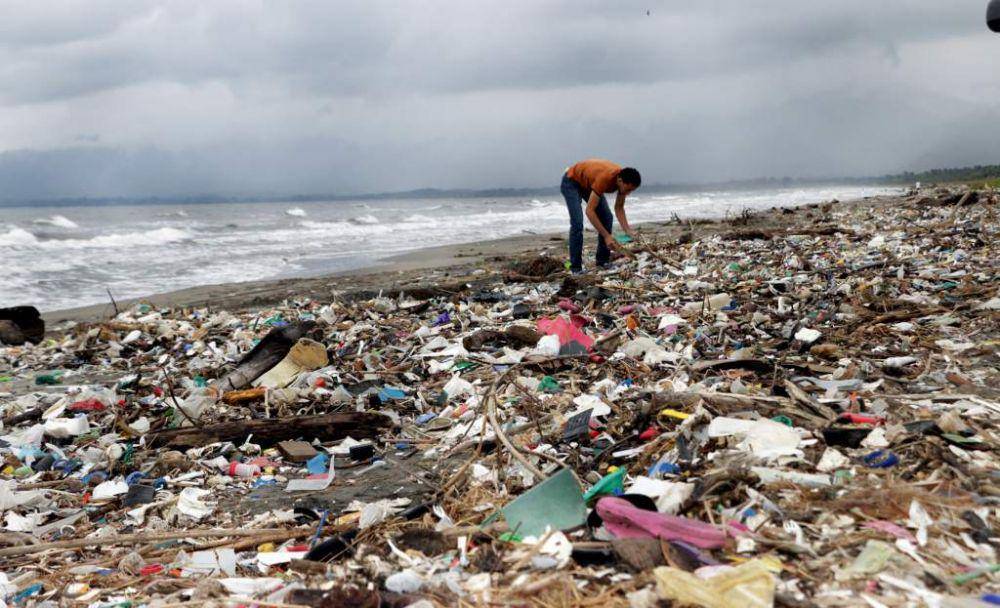 Tumpukan sampah di Pantai Omoa, Honduras. (twitter.com/CHTVHN)