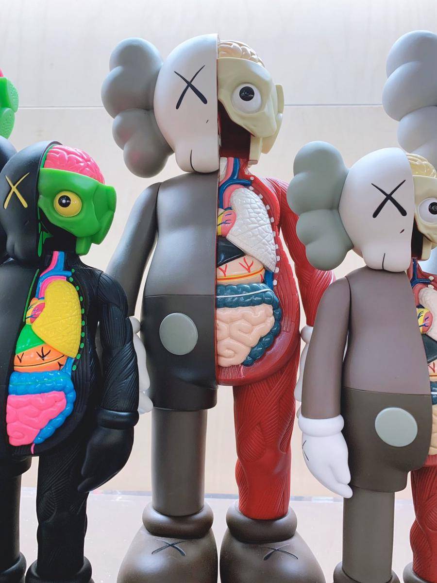 potret koleksi KAWS BTS dengan ukuran besar (twitter.com/bts_twt)
