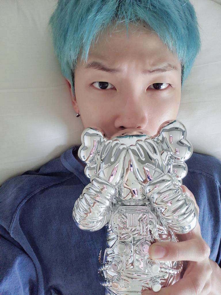 swafoto Namjoon bersama koleksi KAWS terbarunya (twitter.com/bts_twt)