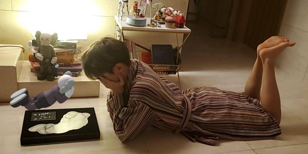 potret Hoseok menirukan pose KAWS (twitter.com/bts_twt)