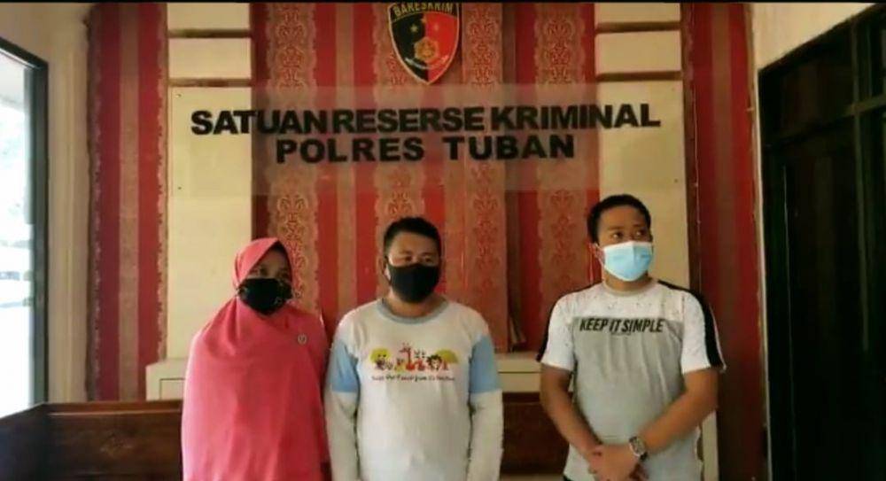 Pelaku yang memposting gambar desain baju presiden Jokowi di akun twitternya saat diamankan polisi Tuban. Dok Istimewa