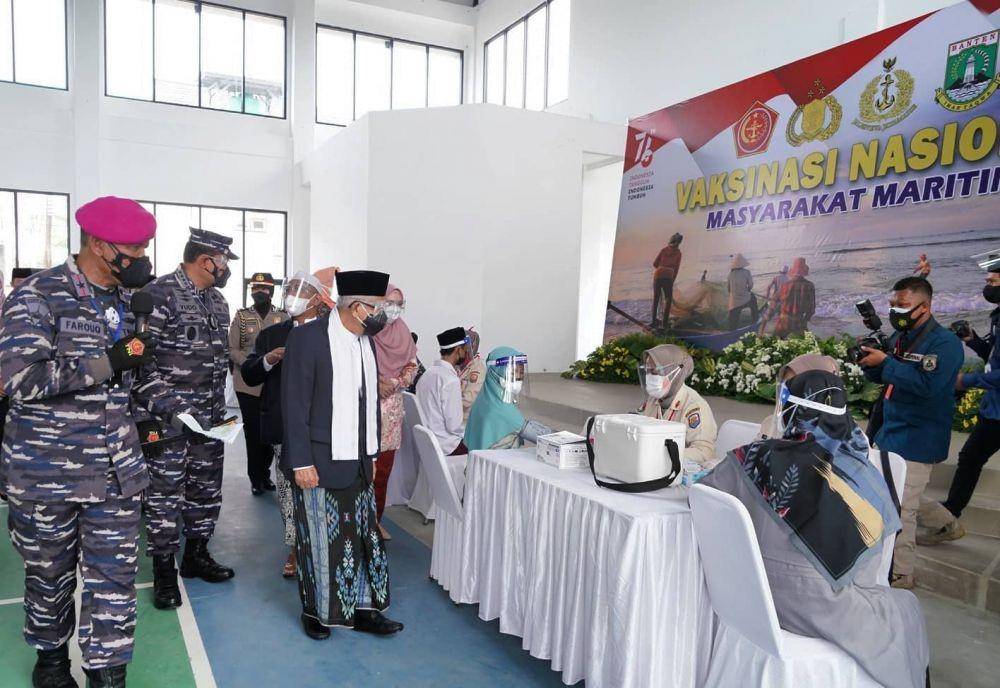 Wakil Presiden (Wapres) Ma'ruf Amin bersama rombongan meninjau pelaksanaan vaksinasi COVID-19 di Pondok Pesantren (Ponpes) An-Nawawi Tanara, Kabupaten Serang, Provinsi Banten (dok. Setwapres)