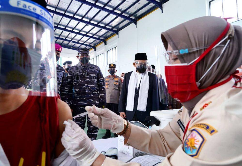 Wakil Presiden (Wapres) Ma'ruf Amin bersama rombongan meninjau pelaksanaan vaksinasi COVID-19 di Pondok Pesantren (Ponpes) An-Nawawi Tanara, Kabupaten Serang, Provinsi Banten (dok. Setwapres)