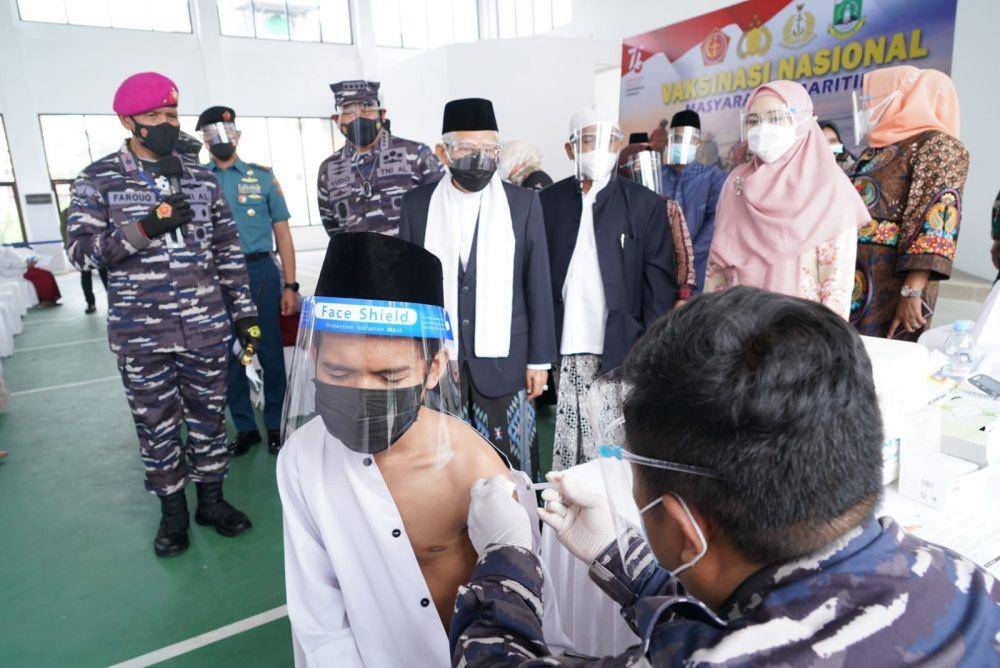 Wakil Presiden (Wapres) Ma'ruf Amin bersama rombongan meninjau pelaksanaan vaksinasi COVID-19 di Pondok Pesantren (Ponpes) An-Nawawi Tanara, Kabupaten Serang, Provinsi Banten (dok. Setwapres)