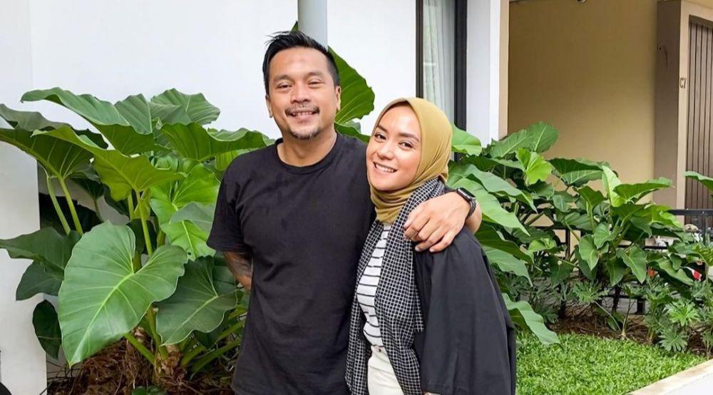 Pasangan Harmonis, 10 Potret Kebersamaan Enno Lerian dan Suami