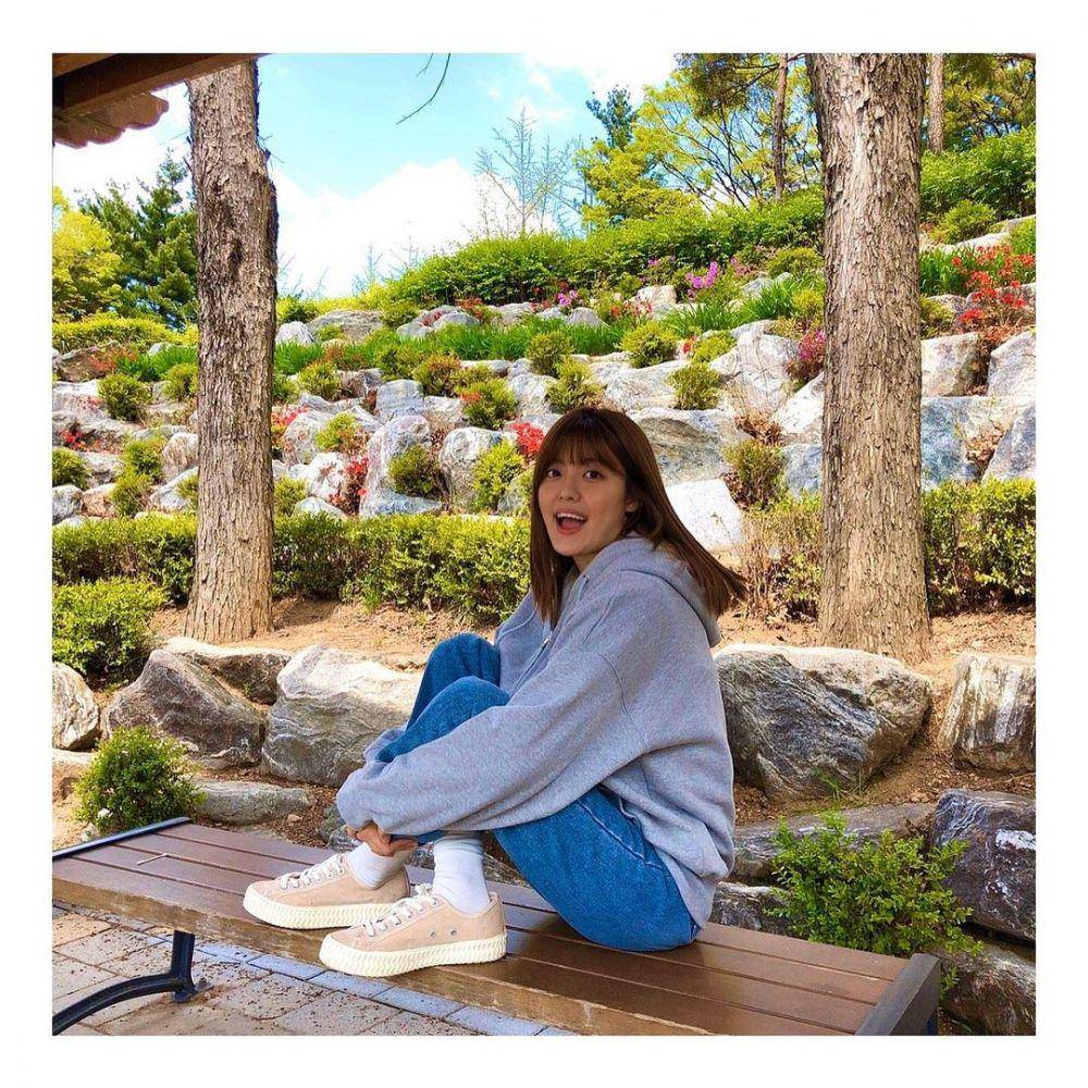 ootd sneakers Nam Ji Hyun (instagram.com/hyuniiiiiii_95917)