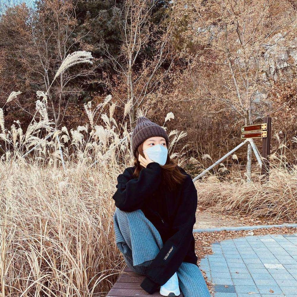 ootd sneakers Nam Ji Hyun (instagram.com/hyuniiiiiii_95917)