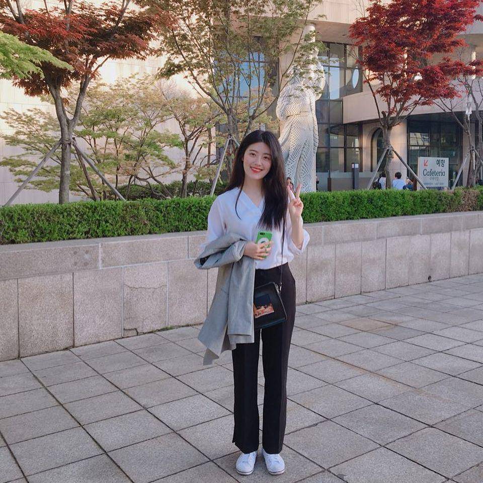 ootd sneakers Nam Ji Hyun (instagram.com/hyuniiiiiii_95917)