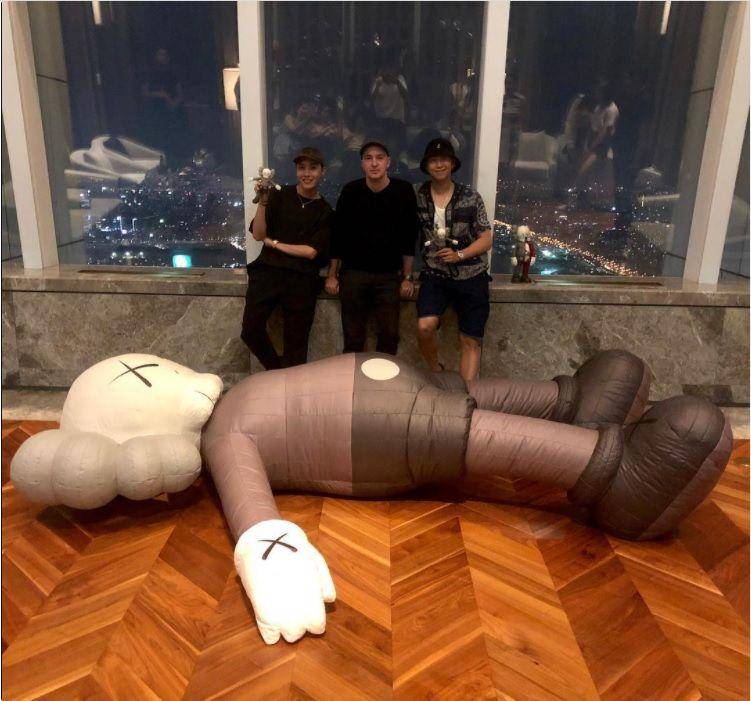potret KAWS/ Brian Donnelly bersama RM dan j-hope (instagram.com/kaws)