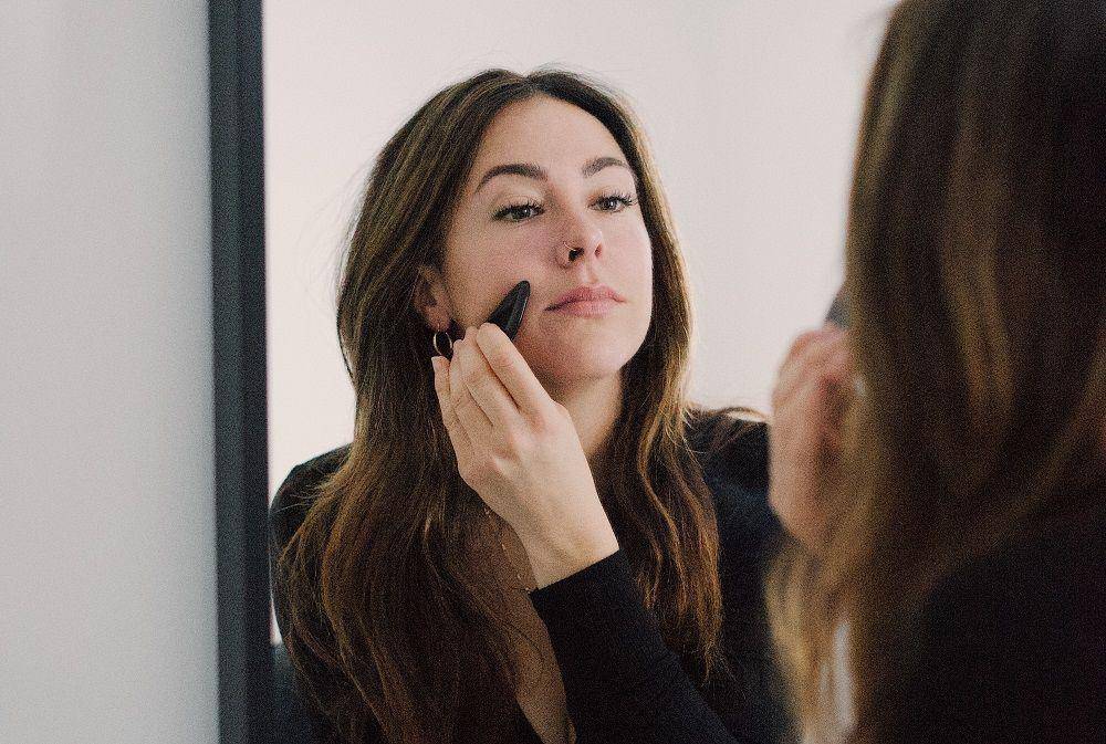 ilustrasi seseorang sedang memakai skincare (unsplash.com/Mathilde Langevin)