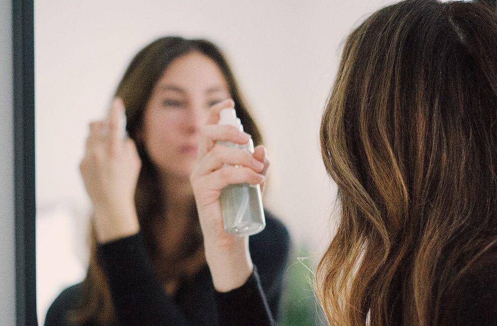 ilustrasi seseorang sedang memakai skincare (unsplash.com/Mathilde Langevin)