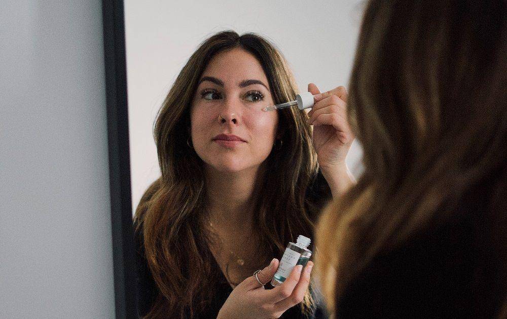 ilustrasi seseorang sedang memakai skincare (unsplash.com/Mathilde Langevin)