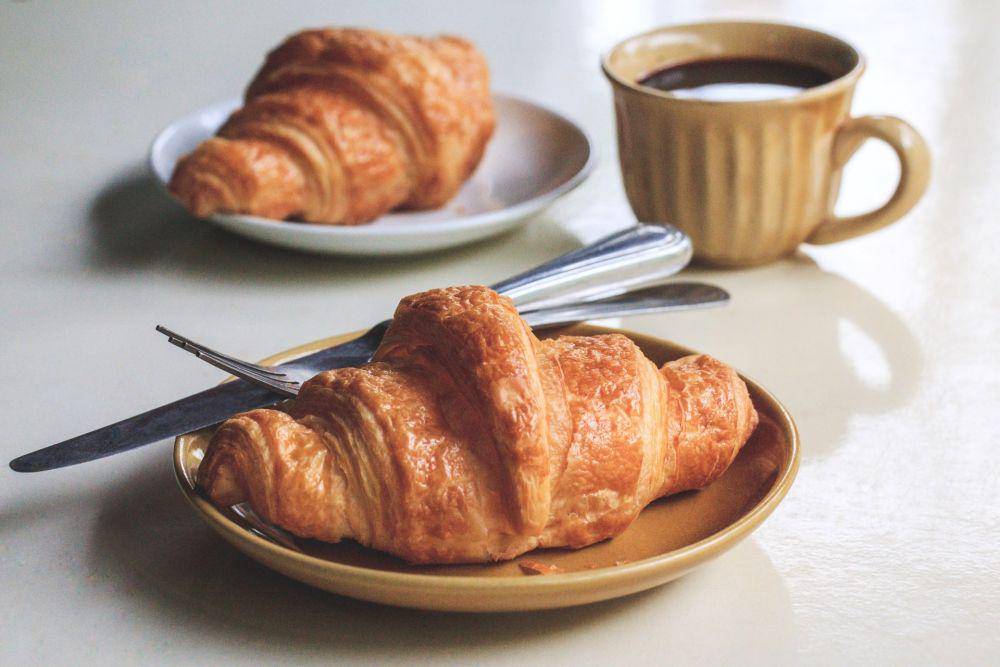croissant (unsplash.com/Montatip Lilitsanong