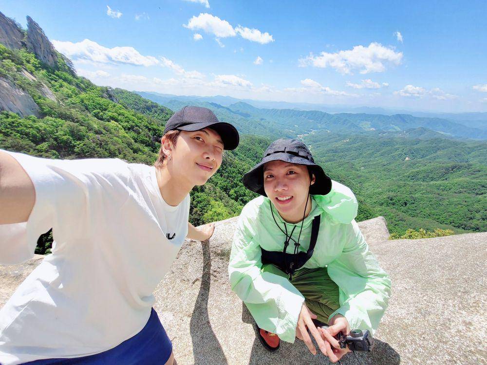 swafoto Namjoon bersama Hoseok (twitter.com/bts_twt)