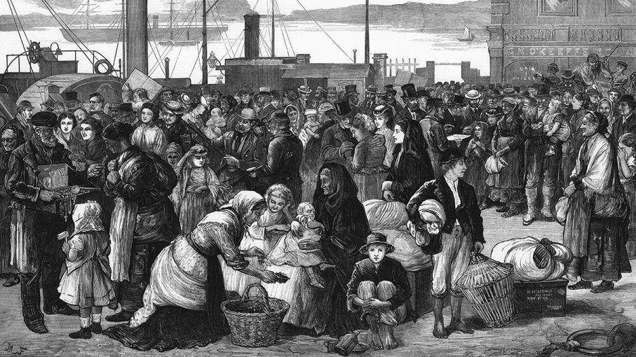 Lukisan tahun 1874 yang diterbitkan di The Illustrated London New menunjukkan para emigran Irlandia yang bersiap untuk meninggalkan pelabuhan Queenstown di Cork menuju Amerika Serikat. (history.howstuffworks.com/Ann Ronan)