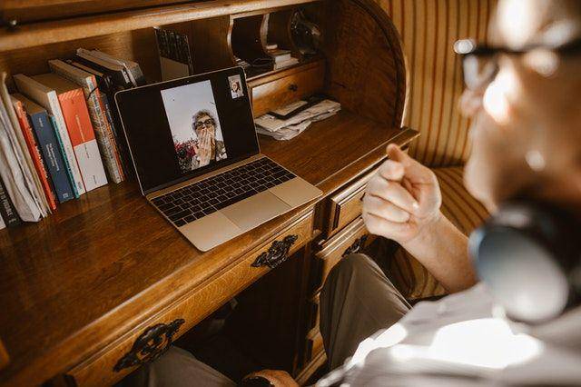 ilustrasi pasangan video call (pexels.com/RODNAEProduction)