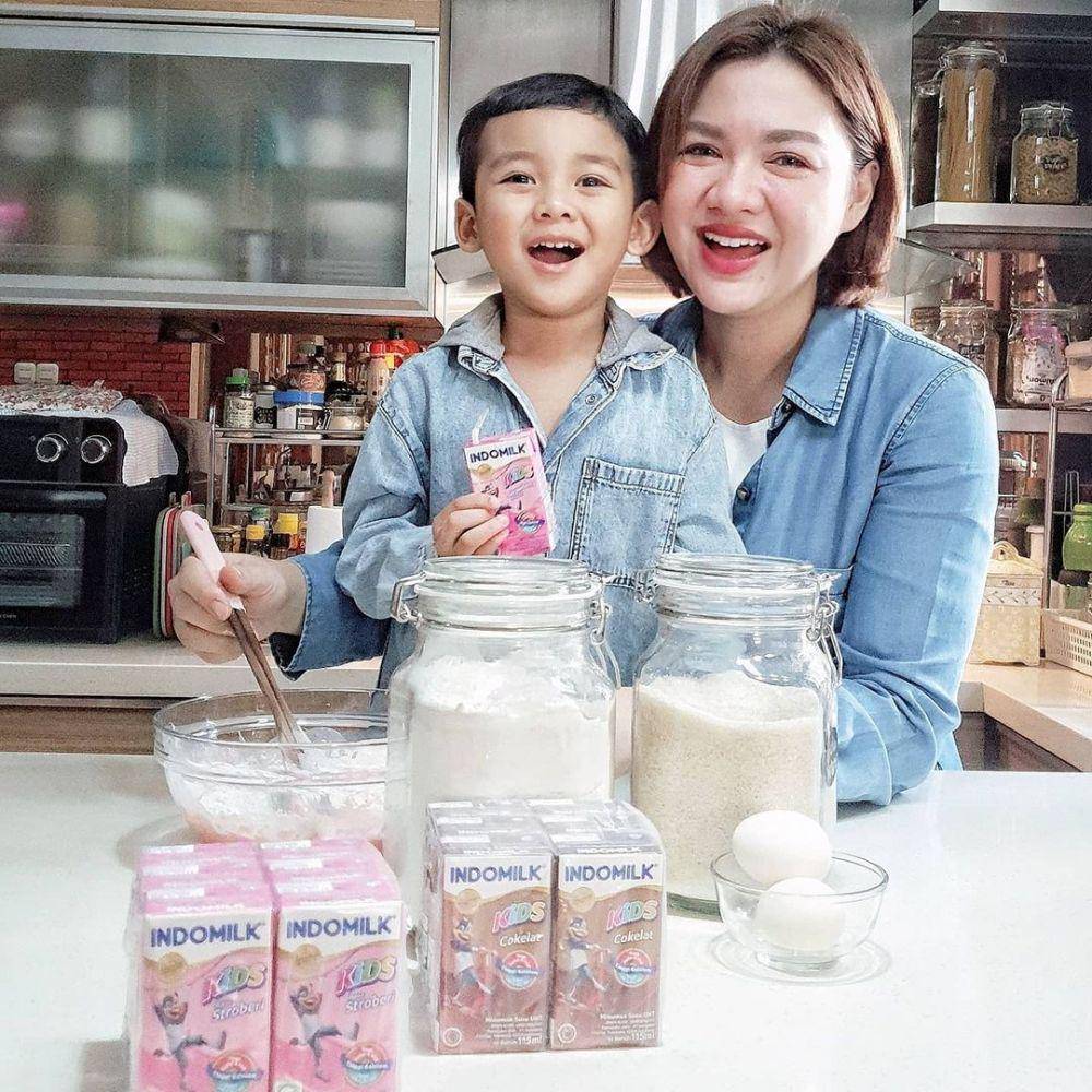 Vicky Shu dan anak (instagram.com/vickyshu)