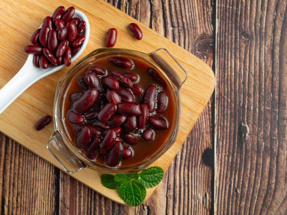 ilustrasi merebus kacang merah (freepik.com/jcomp)