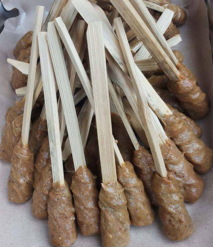melilitkan daging pada tusukan (Instagram.com/oemah_dekmong)