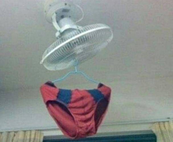 cara absurd gunakan kipas angin (instagram.com/receh.id)