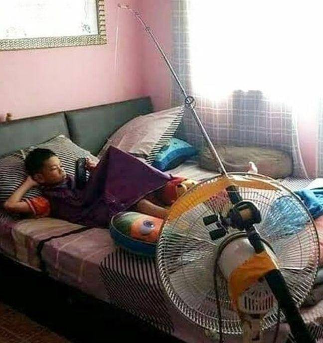 cara absurd gunakan kipas angin (instagram.com/receh.id)