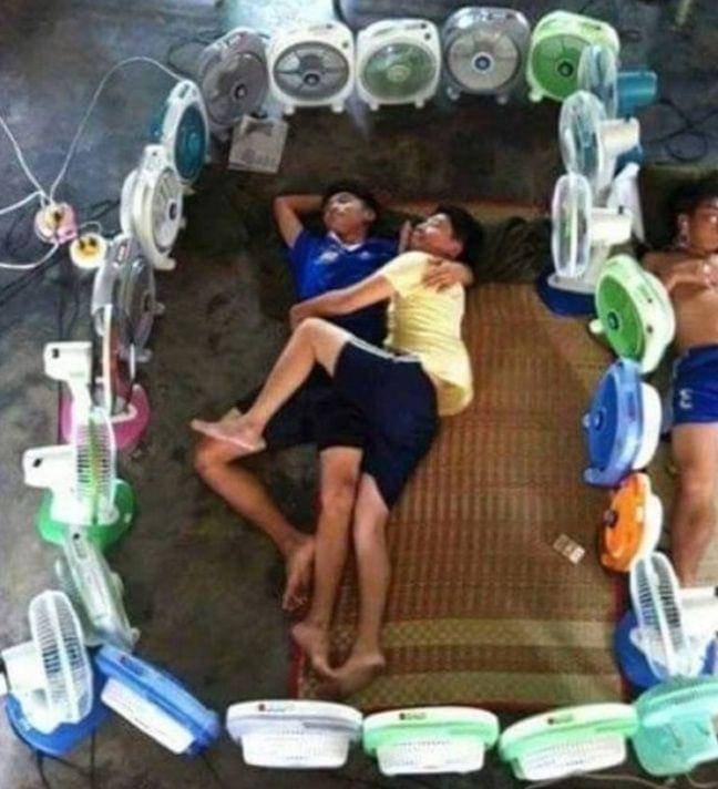 cara absurd gunakan kipas angin (instagram.com/sukijan)