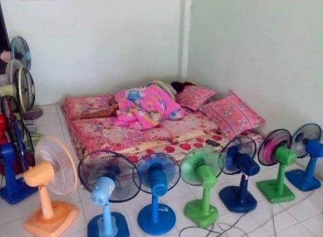 cara absurd gunakan kipas angin (instagram.com/memecomicindonesia)